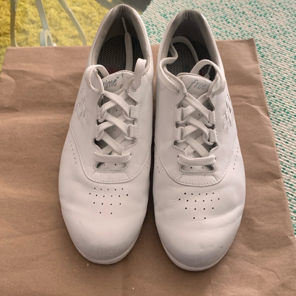 SAS free time shoes.  Size 8N but fits like a B width
